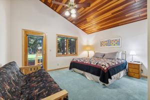 a bedroom with a bed and a couch at New! Birch Fairway House - On golf course - Hot tub - Garage - Family friendly in McCall