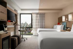 TV a/nebo společenská místnost v ubytování EVEN Hotel Brooklyn by IHG