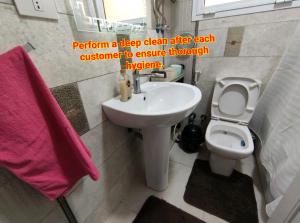 Koupelna v ubytování Madinty amazing view 2 rooms fully air-conditioned apartment at Madinty city for families only مدينتي