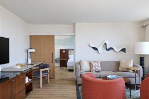 Marriott Long Beach Downtown的电视和/或娱乐中心