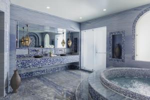Vannituba majutusasutuses Sharq Village & Spa, a Ritz-Carlton Hotel