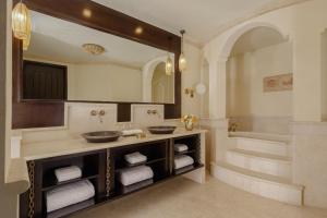 Vannituba majutusasutuses Sharq Village & Spa, a Ritz-Carlton Hotel