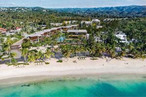 una vista aérea de un resort en la playa en Donoma Las Terrenas Beach Hotel & Spa, Autograph Collection, en Las Terrenas