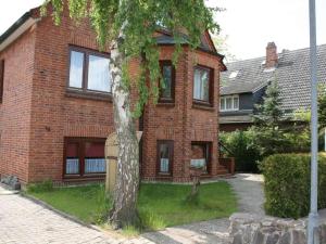 a brick house with a tree in front of it at Raphael - "Marilyn Monroe" in Timmendorfer Strand