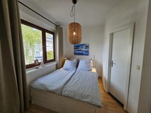 a bedroom with a bed and a window at Raphael - "Marilyn Monroe" in Timmendorfer Strand