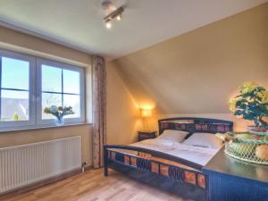 sypialnia z łóżkiem i oknem w obiekcie Holiday Apartment at the Golf Course F 19 O w mieście Fehmarn +12 zdjęć