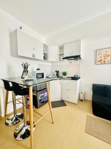 eine Küche mit einem Tisch im Wohnzimmer in der Unterkunft Peaceful Studio Unit at Centrio Tower beside Ayala Mall in Cagayan de Oro