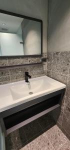 Bilik mandi di So Art Hostel 旅人藝棧來尞青旅