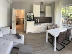 a living room with a table and a kitchen at Schlossblick Braunfels in Braunfels