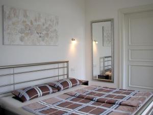 Un dormitorio con una cama grande con espejo. en Havelpalais Comfortable holiday residence, en Potsdam