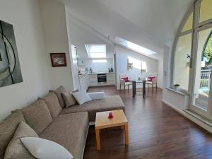 una sala de estar con un sofá y una mesa en Havelpalais Comfortable holiday residence, en Potsdam 24 fotos más