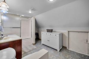 ベンドにあるAspen Bungalow - Meredith Lodgingのシャワー、洗面台、トイレ付きのバスルーム +19枚の写真