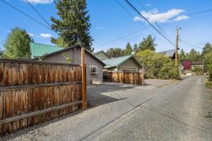 ベンドにあるAspen Bungalow - Meredith Lodgingの家の前の木の柵