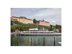 un barco está atracado en el agua junto a los edificios en Apartment Annemarie 3, en Meersburg