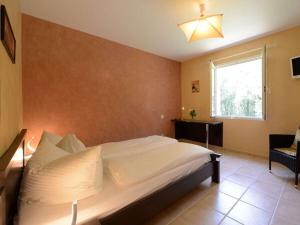 Un dormitorio con una cama grande y una ventana. en Scenic villa with swimming pool, en Combe-Molière 32 fotos más