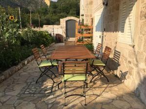 a wooden table and chairs on a patio at Haus Stjepo-Ferienwohnung 2 in Orasac