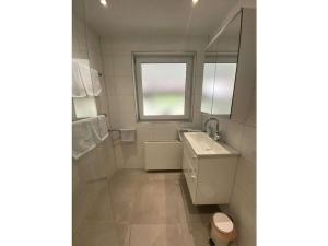baño blanco con lavabo y ventana en Apartment Annemarie 3, en Meersburg 20 fotos más