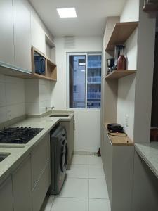 eine Küche mit Waschmaschine und Trockner in der Unterkunft Apartamento Frente Mar in Barra Velha + 2 Fotos