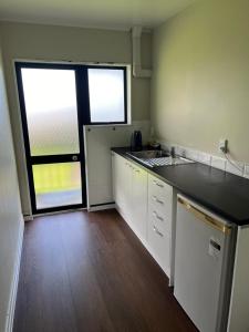 Kuchyň nebo kuchyňský kout v ubytování Drury Motor Lodge