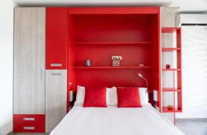 une tête de lit rouge avec des oreillers rouges dans l'établissement Studio avec vue sur mer à l'Etang Z'Abricot, à Fort-de-France