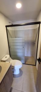a bathroom with a toilet and a glass shower at Hermoso departamento cerca del Auditorio Telmex in Guadalajara +6 photos