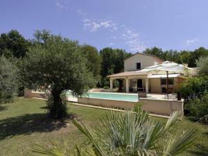 una casa con piscina en un patio en Scenic villa with swimming pool, en Combe-Molière