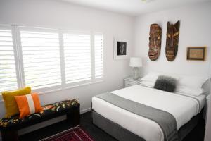 Rúm í herbergi á Omahanui - City fringe guesthouse