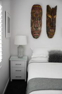 Rúm í herbergi á Omahanui - City fringe guesthouse