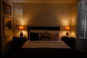 Rúm í herbergi á Omahanui - City fringe guesthouse