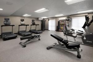 Fitness centrum a/nebo fitness zařízení v ubytování Courtyard Dallas Las Colinas