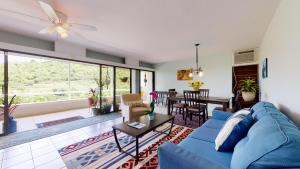 Χώρος καθιστικού στο Mahogany Run Retreat A Tranquil Caribbean Escape