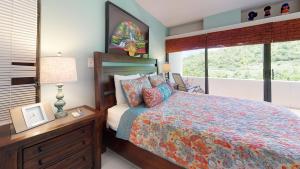 Ένα ή περισσότερα κρεβάτια σε δωμάτιο στο Mahogany Run Retreat A Tranquil Caribbean Escape