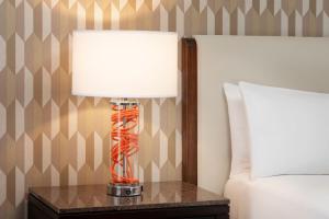 Letto o letti in una camera di Renaissance Phoenix Downtown Hotel