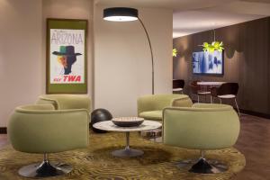 Area soggiorno di Renaissance Phoenix Downtown Hotel