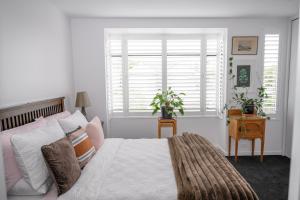 Rúm í herbergi á Omahanui - City fringe guesthouse