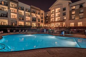 een groot zwembad voor een gebouw bij Courtyard by Marriott New Braunfels River Village in New Braunfels