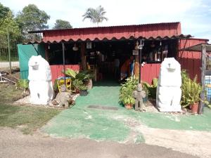 un negozio con statue di orsi polari davanti di Cabañas y Restaurante Vista Al Paraiso a Paraíso