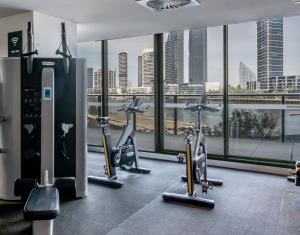 una palestra con cyclette cardio davanti a una finestra di Melbourne Corporate Stays - Docklands Waterfront a Melbourne