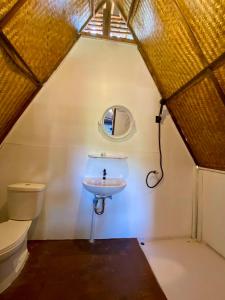 a bathroom with a sink and a toilet at Phu Aunna in Ko Phayam