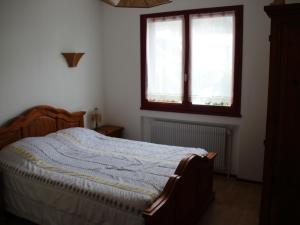 a bedroom with a bed and a window at Maison spacieuse 18 pers, 8 ch, cheminée, jardin clos, 4* - FR-1-737-84 in Autrans