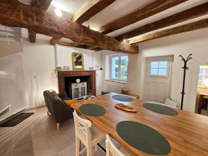 Saint-Martin-le-BeauにあるGîte charme avec jardin et WIFI proche châteaux Loire - FR-1-381-597のテーブルと暖炉のあるリビングルーム