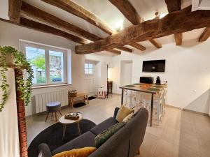 Saint-Martin-le-BeauにあるGîte charme avec jardin et WIFI proche châteaux Loire - FR-1-381-597のソファとテーブルのあるリビングルーム