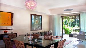 een eetkamer met een glazen tafel en stoelen bij Villa Athena in Rio Grande