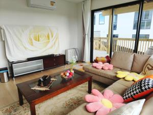 Uma área de estar em Orewa New house with view on deck near Cafe,bush & river