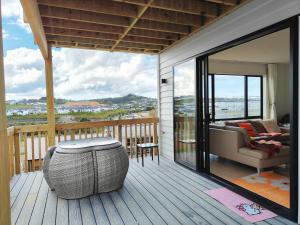 Uma varanda ou terraço em Orewa New house with view on deck near Cafe,bush & river