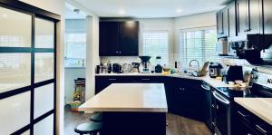 Η κουζίνα ή μικρή κουζίνα στο Vancouver Airport 3km away Cozy room Richmond near YVR +15 φωτογραφίες
