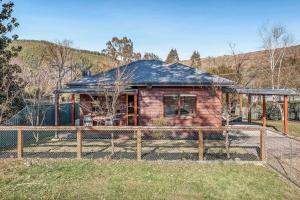 ein kleines Backsteinhaus mit Metalldach in der Unterkunft Porepunkah Cottage in Porepunkah