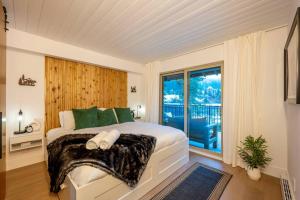Postel nebo postele na pokoji v ubytování Powder & Pines Luxury Suite + 16 fotografií