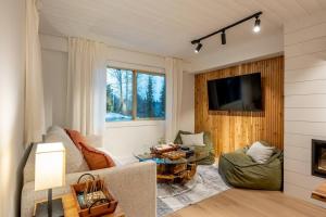 TV a/nebo společenská místnost v ubytování Powder & Pines Luxury Suite