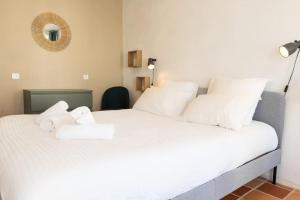 a bedroom with two beds with towels on them at Maison au calme, à deux pas du port et des plages in Le Croisic